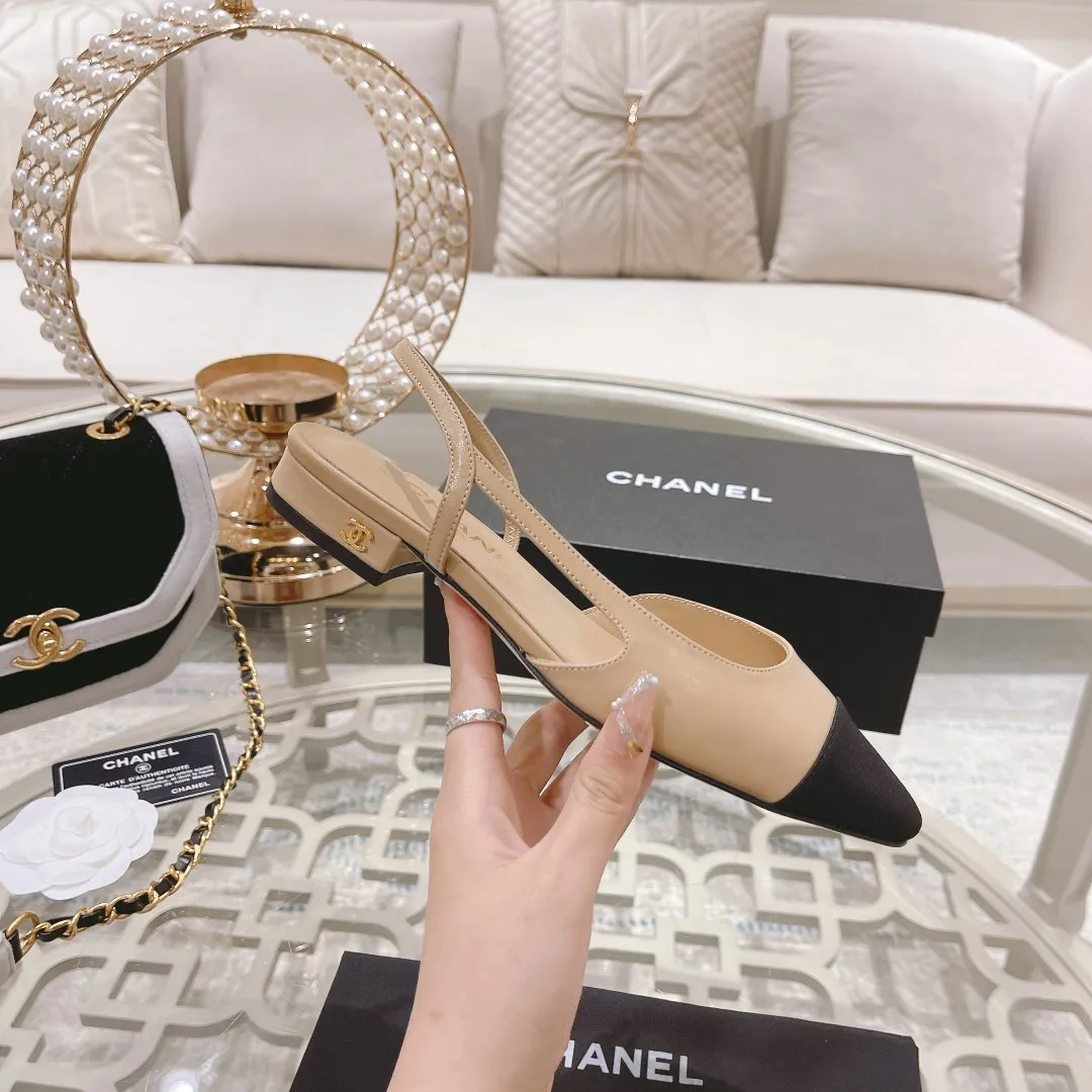 👟👟Ex-factory price 440👟👟 Chanel - Spring and summer classic color-blocked low-heeled side hollow sandals ⚠ Fashionable catwalk style❤ Mixed splicing colors, hollow toe style on the inside, 2.5cm thick heel and small logo embellishment, a fashionable interpretation! How to match the series to look good! Original customized wood-colored leather outsole, imported sheepskin surface, goatskin lining for feet... 35-40 regular sizes (41.42, 43 custom-made, non-returnable) 🎁Latest full set of packaging at the counter